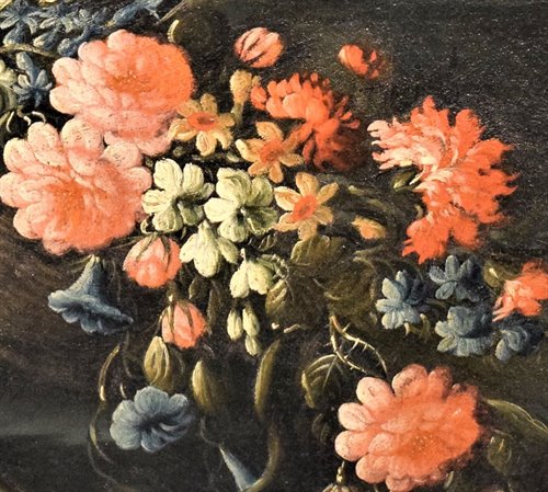 Natura morta di fiori e anguria all’aperto in un giardino